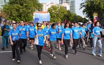 Người dân thành phố đi bộ chào mừng 80 năm ngành Ngoại giao Việt Nam