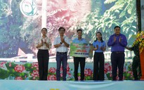 Báo Người Lao Động trao tặng 1.000 lá cờ Tổ quốc cho phường Xuân Hoà 