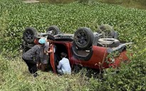 Xe bán tải do người phụ nữ mang thai điều khiển tông hàng loạt cọc tiêu rồi lao xuống sông