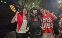 "Đốn tim" cảnh nữ chiến sĩ cảnh sát đặc nhiệm giao lưu cùng người dân