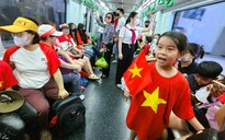 Biển người "rồng rắn" đi tàu điện về Quảng trường Ba Đình xem hợp luyện diễu binh