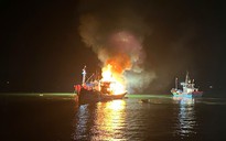 Chữa cháy tàu cá, một cán bộ PCCC bị bỏng 2 chân