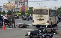 Hiện trường xe khách "lùa" hàng loạt xe máy đang dừng đèn đỏ ở Đồng Nai