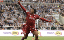 Sao 16 tuổi Ngumoha tỏa sáng, Liverpool thắng Newcastle phút 90+10