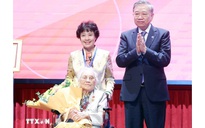 Tổng Bí thư Tô Lâm trao tặng bà Nguyễn Thị Bình danh hiệu “Anh hùng Lao động”