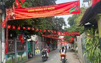 Người dân góp tiền làm đường cờ rực rỡ mừng Đại lễ 2-9