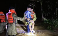 Cảnh sát giải cứu nhiều người mắc kẹt trong mưa bão số 5