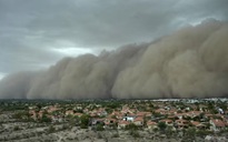 Cận cảnh “bức tường bụi" khổng lồ ập xuống thành phố Mỹ, bầu trời tối sầm