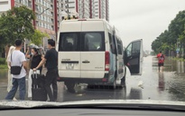 Hành khách chật vật gọi xe công nghệ, chấp nhận trả thêm phí do mưa ngập ở Hà Nội