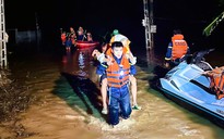 Ngập lụt khắp nơi, Công an Thanh Hóa trắng đêm giúp dân chạy lụt