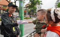 “Bộ đội nhí” chìa tay chào chiến sĩ cơ động tại buổi sơ duyệt diễu binh, diễu hành