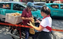 Người đàn ông chạy xe máy tặng nước, bánh mì miễn phí cho người dân, mời cơm cựu chiến binh
