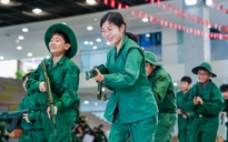 Học sinh thích thú hóa thân thành chú bộ đội dịp kỷ niệm Quốc khánh 2-9