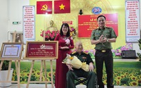Trung tướng Mai Hoàng trao Huy hiệu Đảng tại phường Tân Sơn Hoà