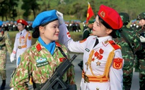 Hai chị em khoác áo lính, cùng đều bước trong đội hình diễu binh