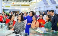 Thống đốc Nguyễn Thị Hồng giới thiệu với khách tham quan về lịch sử đồng tiền Việt Nam