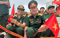 Cựu chiến binh đến từ 7 giờ sáng 29-8, xúc động khi được ưu tiên vị trí "VIP" xem diễu binh