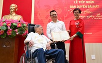 Nhạc sĩ Phạm Tuyên tặng ca khúc "Như có Bác trong ngày đại thắng" cho Báo Nhân Dân