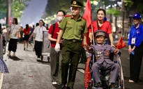 Trắng đêm hân hoan, xúc động chờ xem diễu binh, diễu hành