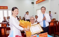 Ông Nguyễn Phước Lộc trao Huy hiệu Đảng cho các đảng viên tiêu biểu xã Hồ Tràm và Bình Châu