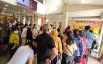 Xếp hàng xuyên trưa, khách "vét sạch" vàng nhẫn tại một tiệm lớn ở TP HCM