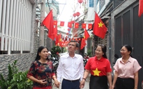 Trao 300 lá cờ Tổ quốc và hỗ trợ chi phí học tập tại phường Chánh Hưng