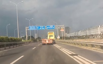 Xác minh xe đầu kéo lạng lách, đánh võng ở TP HCM
