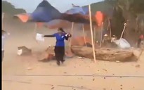 VIDEO: Người dân hô hoán nhau bỏ chạy khi lốc xoáy bất ngờ ập đến