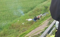 Phát hiện thi thể người đàn ông cùng xe máy dưới mép ruộng