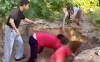 Tài xế Tí Hon và du khách cứu bé trai bị cát đè khi chơi ở Côn Đảo
