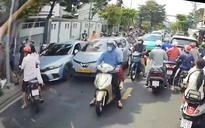 Công an TP HCM xác minh nhóm người đánh nhau giữa đường 