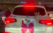CSGT xác minh chủ ô tô Mercedes gắn nơ hồng che biển số
