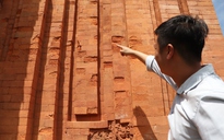 CLIP: Mới trùng tu 12,6 tỉ, gạch tháp Chăm Khương Mỹ ở Đà Nẵng bị mủn nát