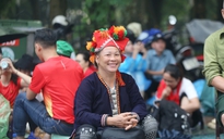 Gia đình người dân tộc Dao Đỏ từ Lào Cai về Thủ đô xem diễu binh, xúc động khi được "tiếp tế"