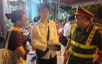 Nam thanh niên nhận lại toàn bộ giấy tờ đánh rơi trong đêm chờ xem diễu binh A80