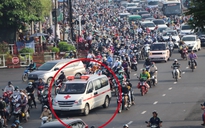 Hình ảnh xe cứu thương "chật vật" di chuyển trên Quốc lộ 13