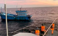 CLIP: Bộ đội biên phòng tiếp cận tàu cá, cứu ngư dân bất tỉnh