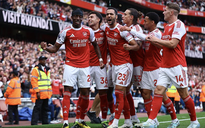 Tân binh tỏa sáng, Arsenal thắng đậm Nottingham Forest chiếm ngôi đầu