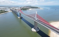 Chậm tiến độ 9 tháng, cầu vượt cửa biển lớn nhất miền Trung bây giờ ra sao?