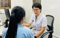 Cười, lẩm bẩm một mình có thể là dấu hiệu rối loạn tâm thần