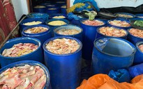 Phát hiện 4,9 tấn da heo bốc mùi hôi thối tại cơ sở sản xuất lạp xưởng