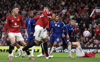 Mưa trời và mưa thẻ ở Old Trafford, Man United thắng kịch tính Chelsea