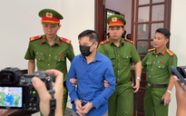 Hình ảnh áp giải Bình “kiểm” đến tòa sáng nay