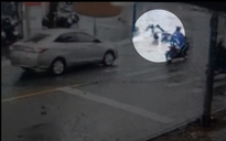 CLIP: Ô tô chạy ngược chiều khiến nam thanh niên ngã nhào dưới cơn mưa