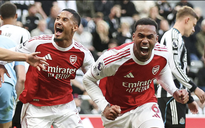 Arsenal ngược dòng hạ chủ nhà Newcastle, trọng tài gây phẫn nộ