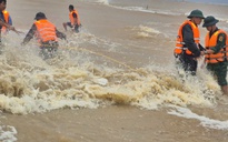NÓNG: Đang giải cứu 10 ngư dân trên tàu cá ở TP HCM gặp nạn trong bão số 10 Bualoi