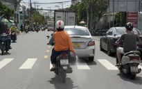 Cảnh sát đang xác minh video người phụ nữ rải "bột lạ" xuống đường ở TP HCM