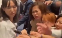 Góc nhìn của luật sư về vụ "nhảy lên bàn" để giật phiếu mua căn hộ ở phường Bình Dương