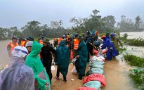 Hơn 300 người "đội" mưa bão gia cố nước tràn đê bảo vệ hơn 1.700 hộ dân ở Thanh Hóa