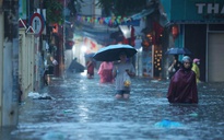Đường ngập sâu, ùn tắc nghiêm trọng, dân công sở Hà Nội đi bộ về nhà hoặc ở lại cơ quan